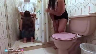 نرس اسپتال جي غسل خاني ۾ ڊاڪٽر کي مريض کي چڙهائيندي ڳولي لڌو / حصو 1 / نيڪول لنڊنڊر / چيڪيڪينڊي